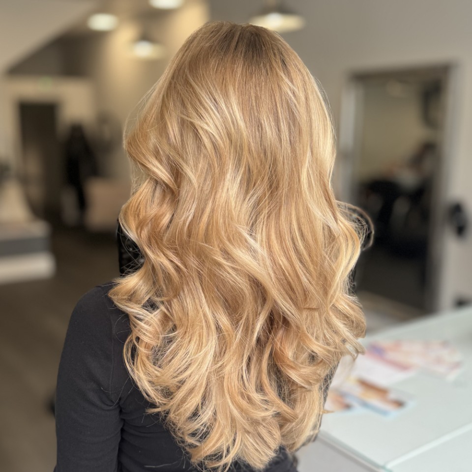 Warm blonde highlights and waves by Alina Kalinichenko | Hair stylist Isle of Wight